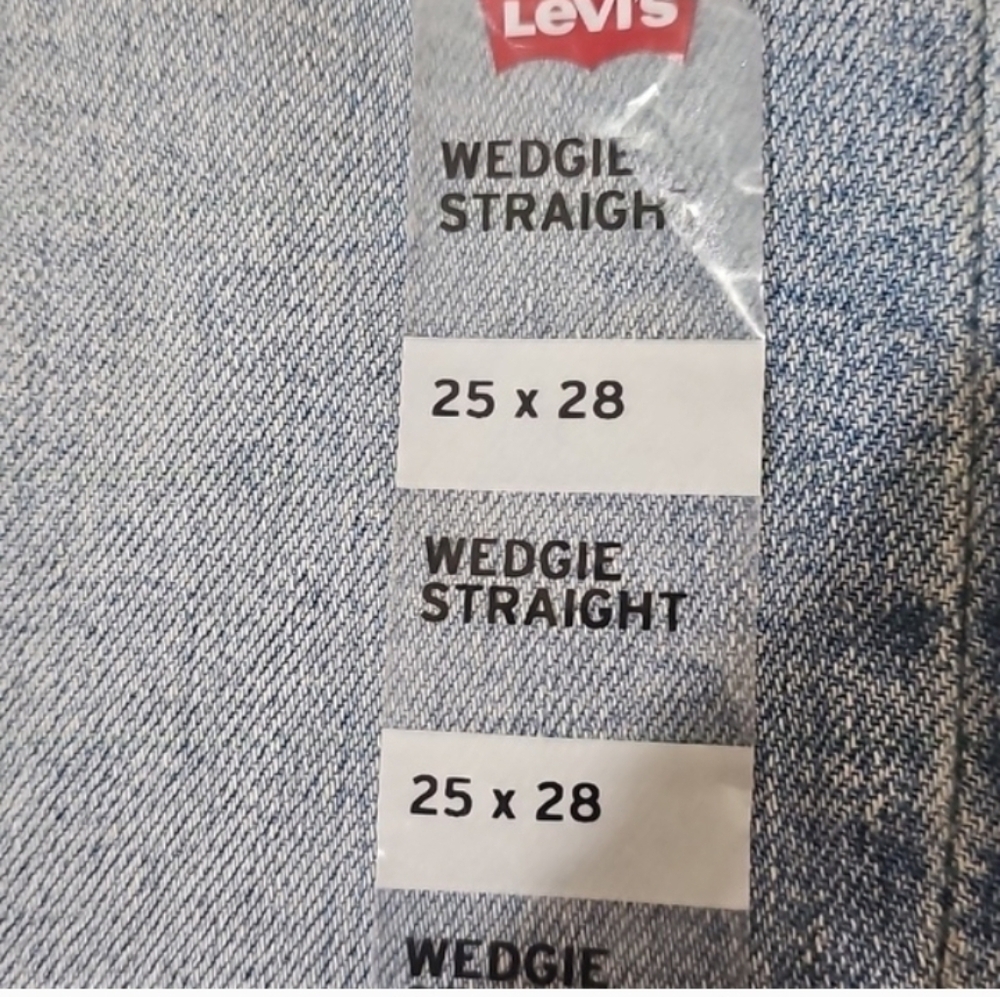 Levi's Women's Wedgie High-Rise Snug Through The Hip And Thigh Straight Leg Jean - Picture 7 of 8